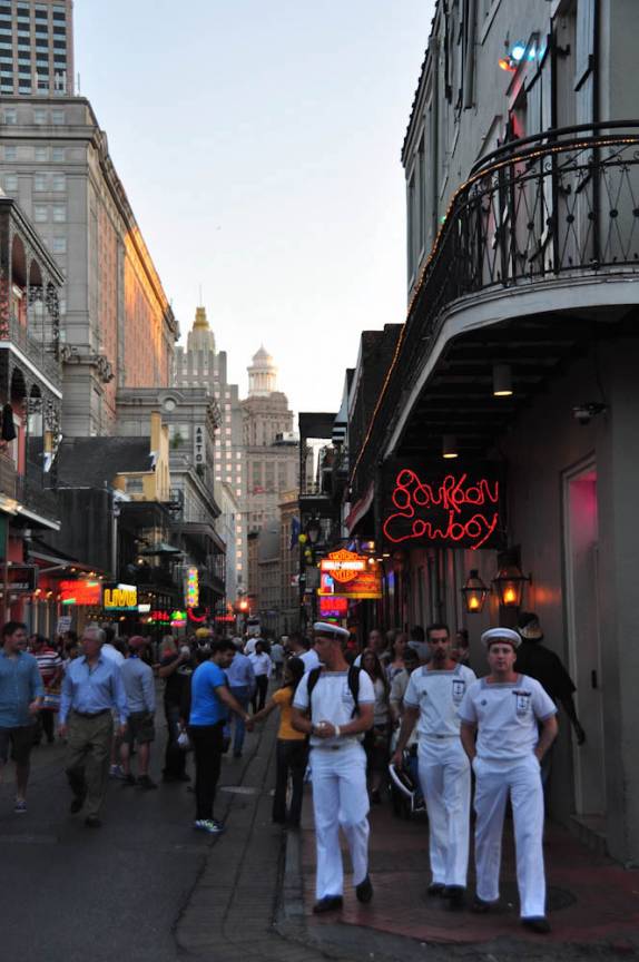 Marujos caminham na famosa Bourbon Street, em New Orleans, na Louisiana, nos Estados Unidos